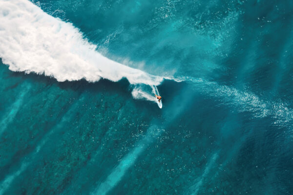 un surfista tra le onde